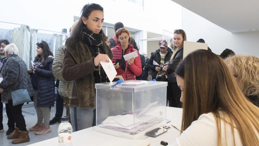 La votació a la biblioteca va registrar llargues cues.