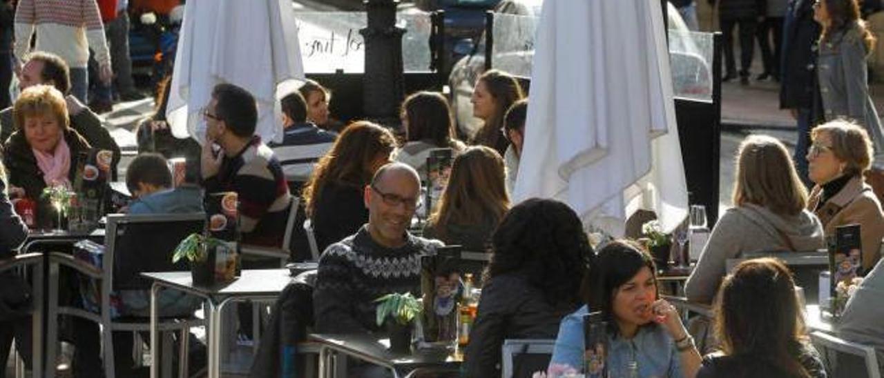 La terraza de una cafetería próxima a la Catedral de Oviedo, abarrotada de gente ayer.