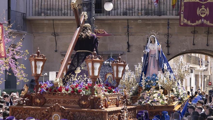 Caravaca se echa a la calle para vivir la procesión del Encuentro