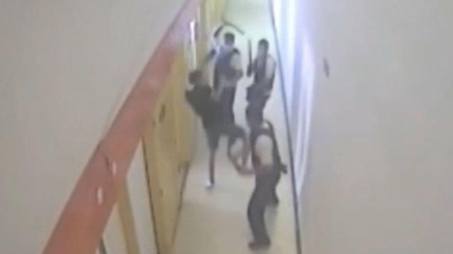 Un juzgado imputa al exdirector de la cárcel de Villena por el vídeo del preso reducido por funcionarios