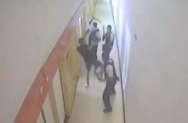 Un juzgado imputa al exdirector de la cárcel de Villena por el vídeo del preso reducido por funcionarios