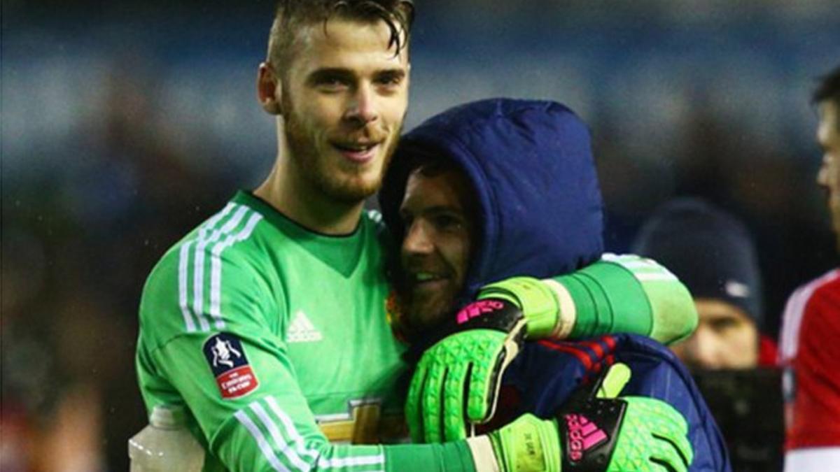 De Gea y Mata celebraron la victoria con este abrazo