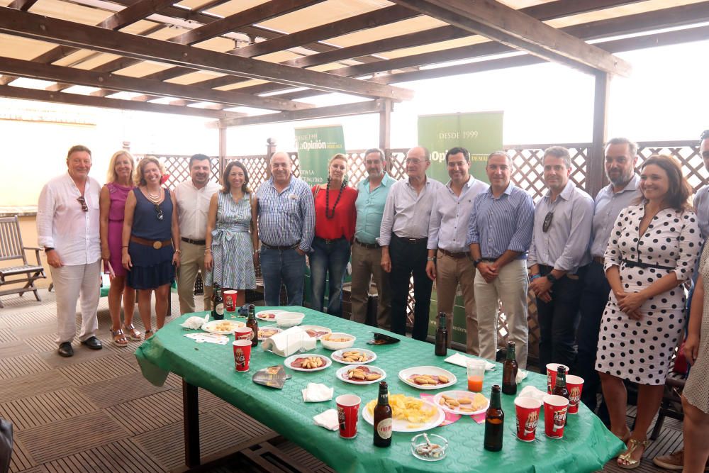 Cordial ambiente en la terraza de La Opinión, entre representantes políticos populares y socialistas a nivel regional y provincial.