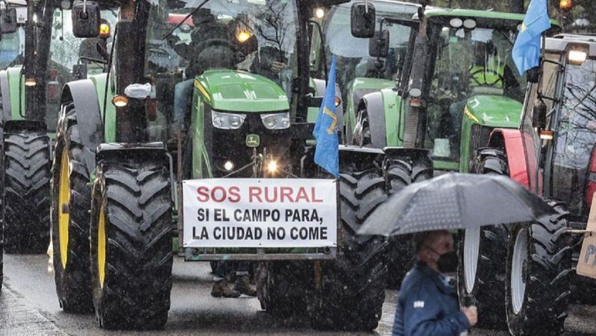 Tractorada en Oviedo de los trabajadores del campo asturiano.