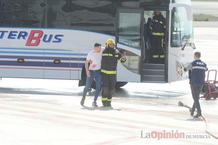 Simulan un accidente aéreo en aeropuerto