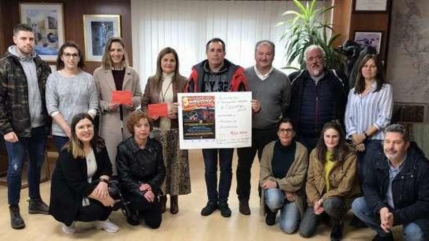 Acto de entrega de la recaudación solidaria, ayer, en el Concello.