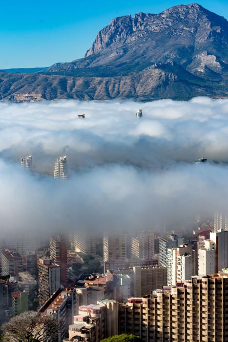 La bolsa de aire tropical marítimo unida a la baja temperatura del mar provoca una intensa bruma