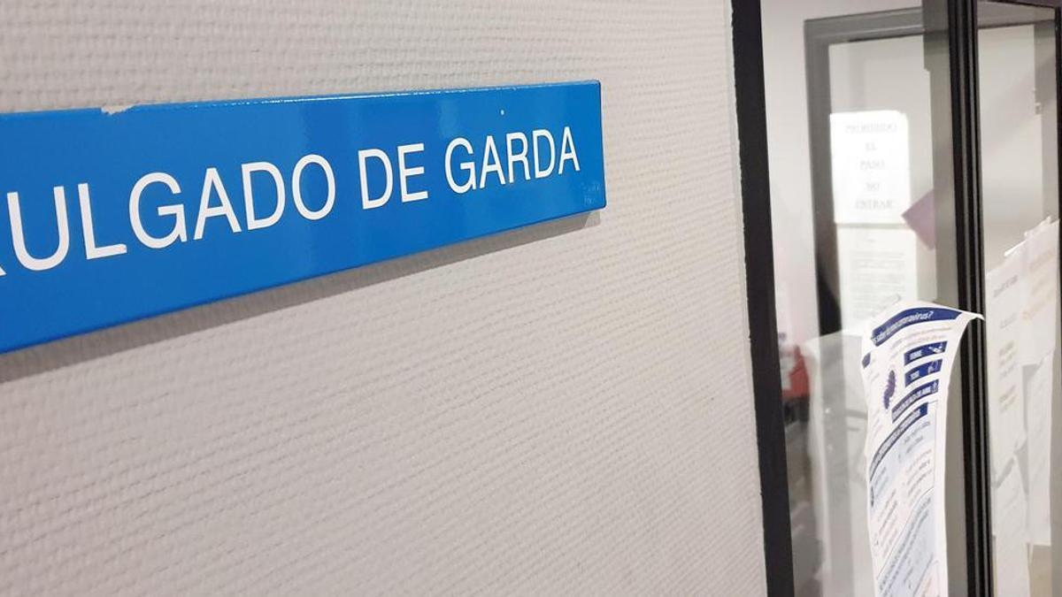 Entrada del juzgado de guardia de Vigo, a donde pasaron ayer a disposición judicial los dos detenidos.