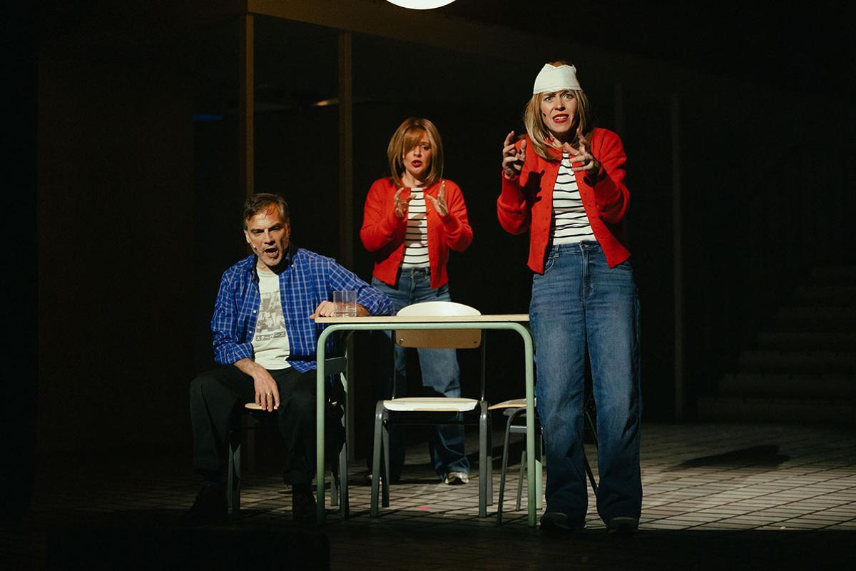 'Los estunmen', el 15 de abril de 2026 en el Teatre Lliure. En la imagen, Vicenç Esteve, Sandra Ferrández y Núria Lloansi