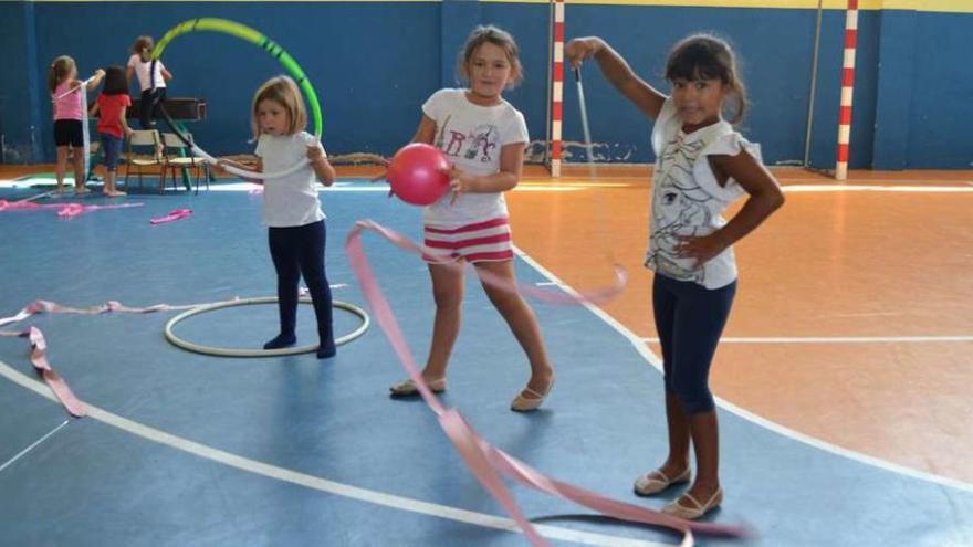 Cintas, aros y pelotas, los aparatos más usados durante el curso de verano de gimnasia rítmica.