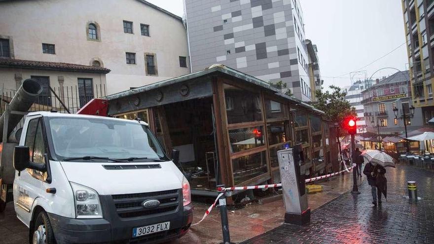 La terraza, en pleno proceso de desmontaje, precintada y con un camión de obra al lado, ayer.