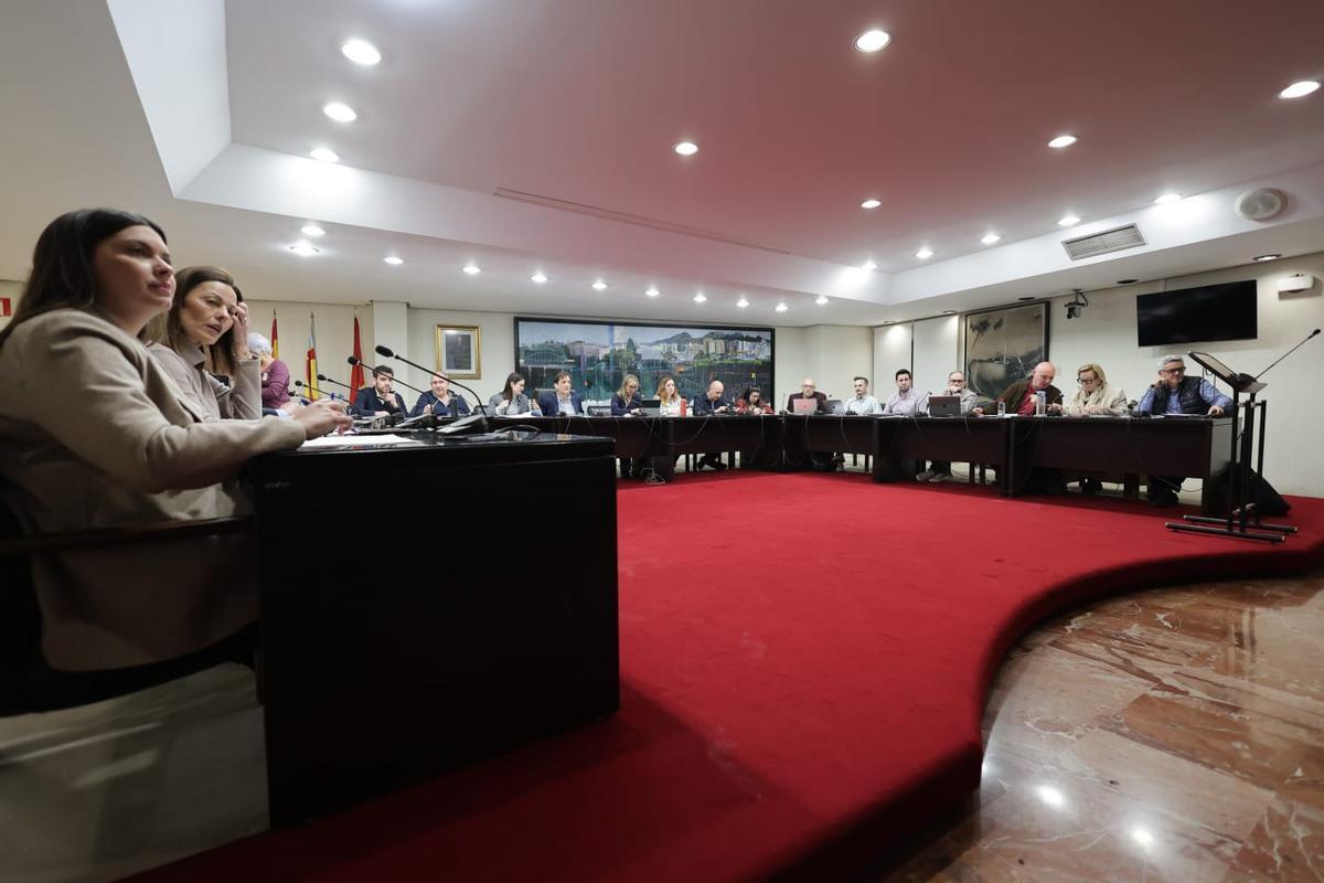 Los concejales de la corporación municipal, en el pleno celebrado del miércoles. Al fondo, los ediles del PSPV.