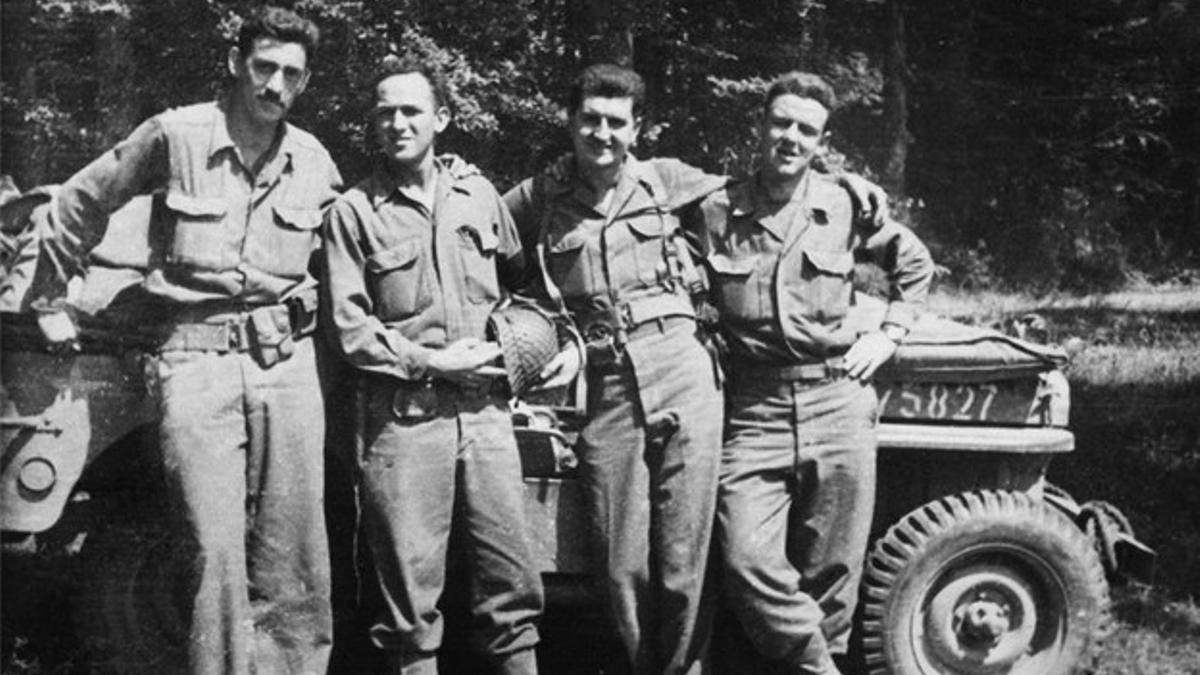 A la izquierda, con bigote, Salinger durante la campaña de Normandía