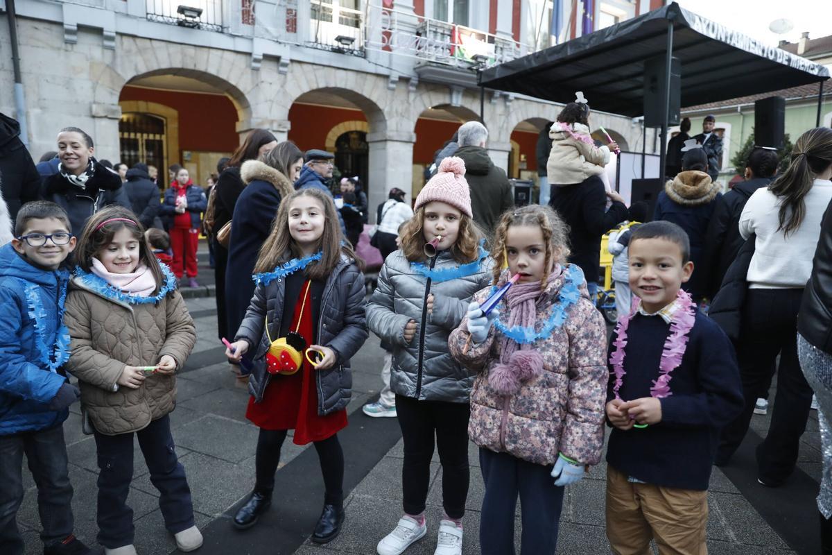 Las familias de Mieres, disfrutando de la Nochevieja Infantil.