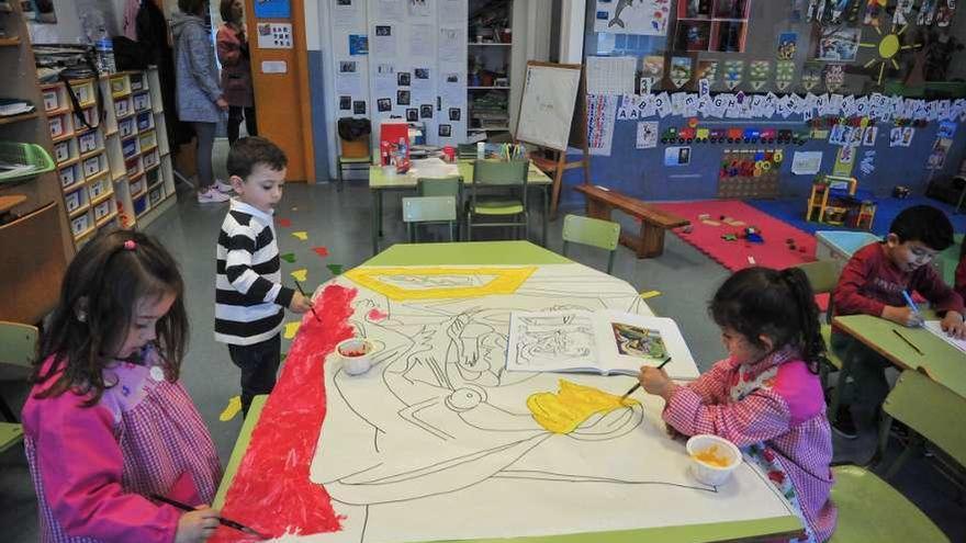 Alumnos de 4º de Educación Infantil en el colegio público de A Lomba, ayer. // Iñaki Abella