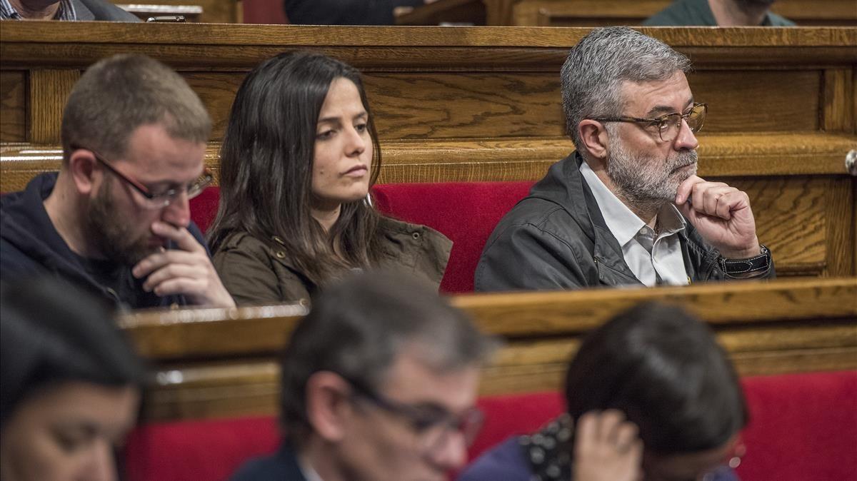 De izquierda a derecha, los diputados de la CUP Vidal Aragonés, Maria Sirvent y Carles Riera, en el Parlament, el pasado mayo. De izquierda a derecha, los diputados de la CUP Vidal Aragonés, Maria Sirvent y Carles Riera, en el Parlament, el pasado mayo.