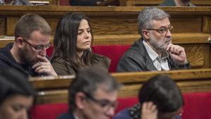 De izquierda a derecha, los diputados de la CUP Vidal Aragonés, Maria Sirvent y Carles Riera, en el Parlament, el pasado mayo.