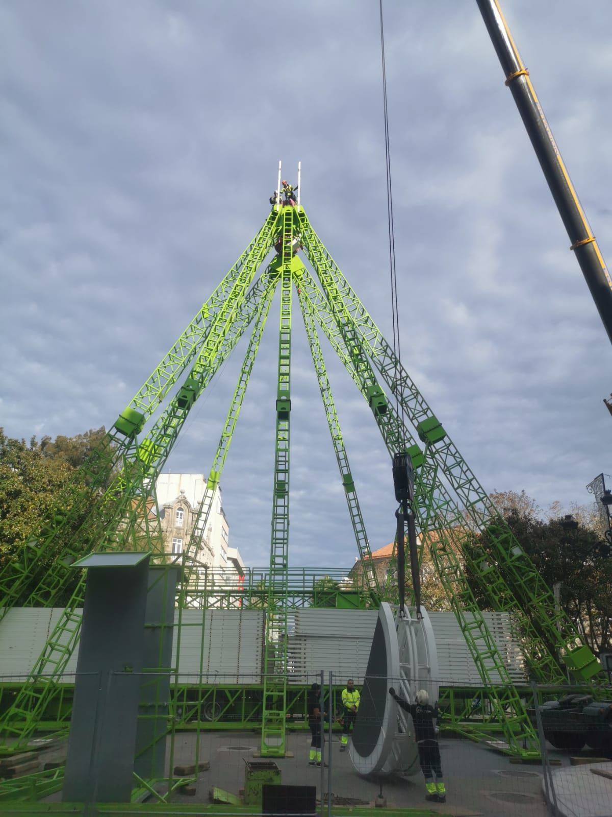 Así se monta la noria gigante de la Navidad en Vigo 2021