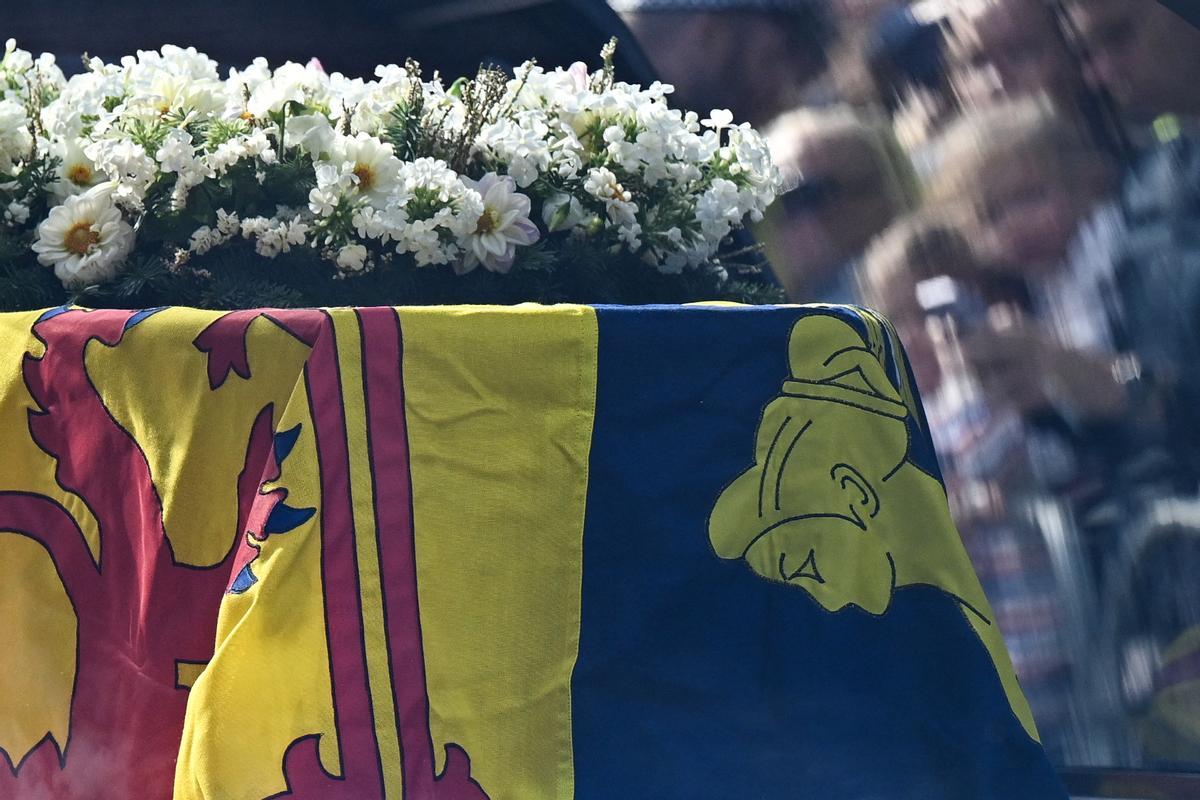 Los restos mortales de Isabel II, en el interior del coche fúnebre, tras abandonar el castillo de Balmoral.