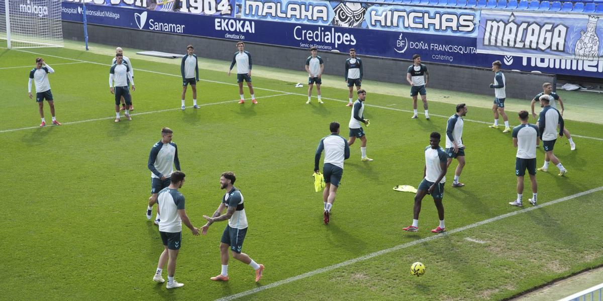 Entrenamiento del Málaga CF de este viernes en las instalaciones de La Rosaleda. | ÁLEX ZEA