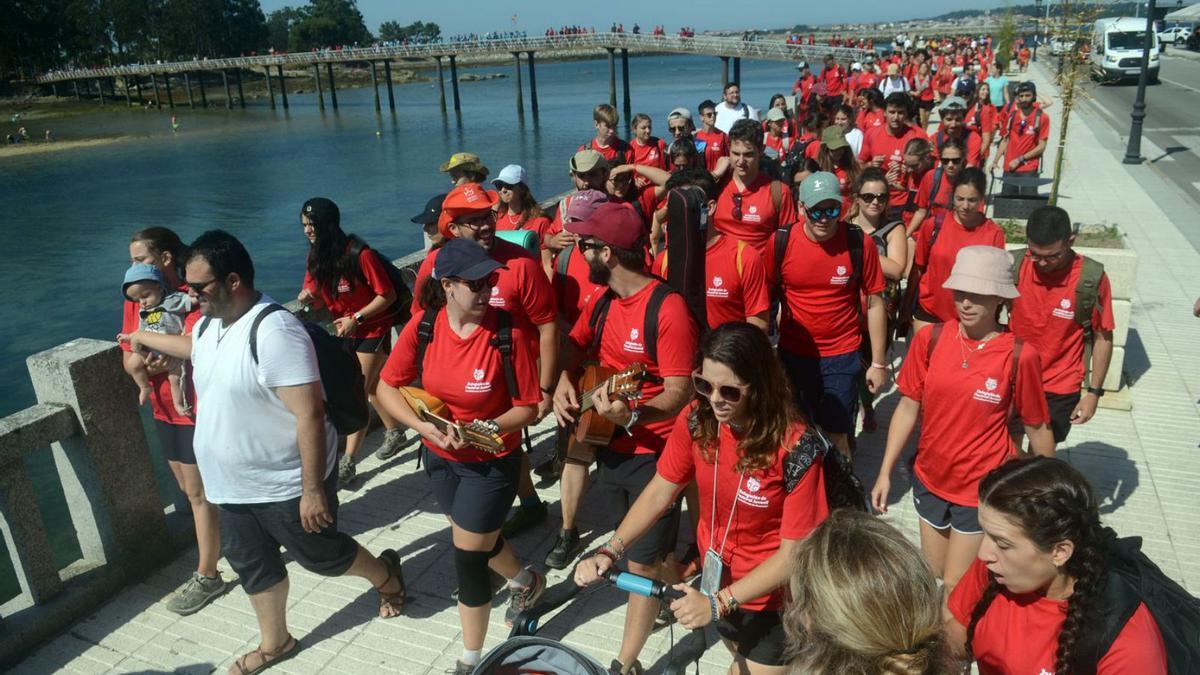 Jóvenes de varias diócesis del sur caminan por el paseo marítimo de O Cabo, en Vilanova.   | // NOÉ PARGA 