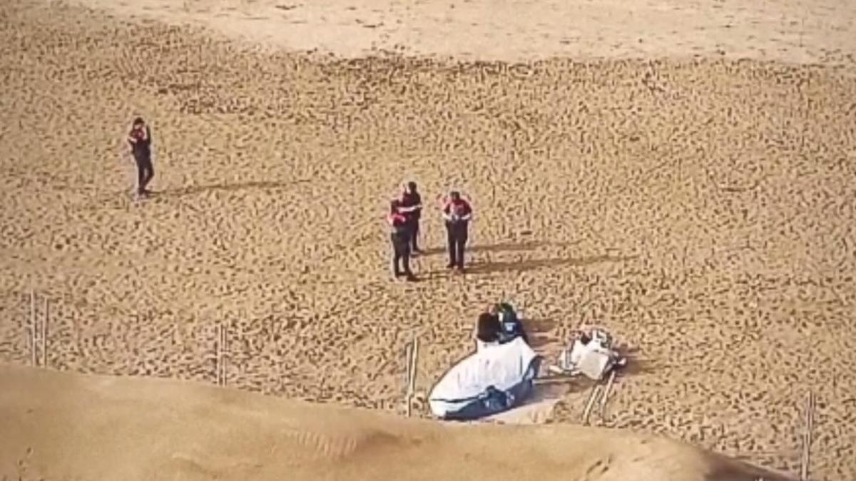 Desalojan a un campista en la playa de Las Canteras