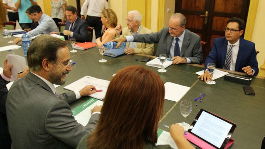 Mesa de la comisión de seguimiento con presencia de Francisco de la Torre y Felipe López.