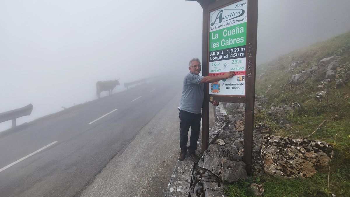 Roberto Álvarez, Alcalde de Riosa, señala el desnivel máximo en el panel de La Cueña Les Cabres. | A. Velasco