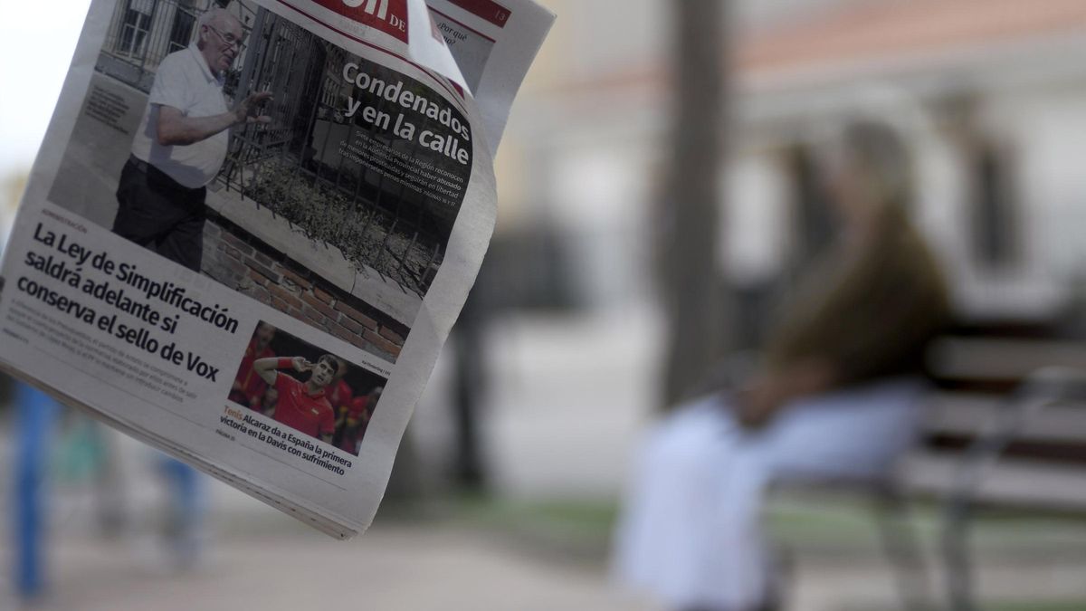Madre de una de las once víctimas de la trama de prostitución de menores, al fondo, durante la entrevista