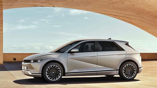 AVANZADO Junto a la opción de carga ultra rápido, Hyundai ofrece la opción de techo solar con placas fotovoltaicas con el objeto de aumentar su autonomía.