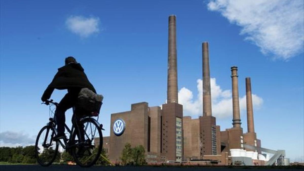 Un ciclista pasa por delante de la planta de Volkswagen en Wolfsburg, Alemania, el pasado 23 de septiembre.