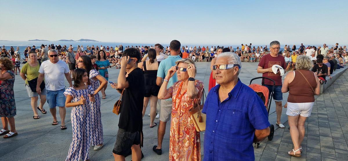 El públic mirant a ponent des de la riba de l'Escala El públic mirant a ponent des de la riba de l'Escala