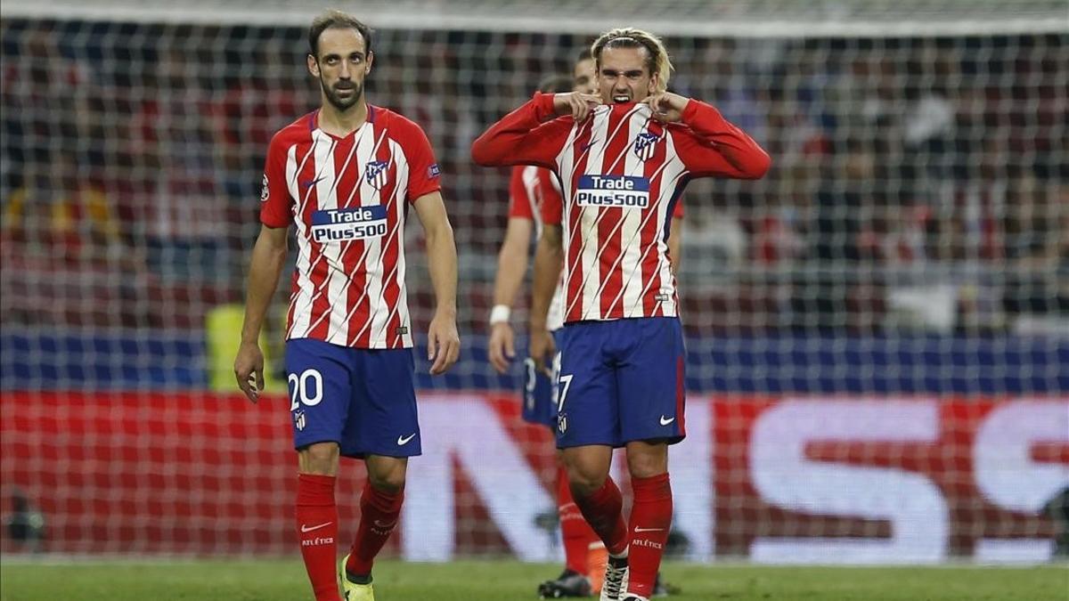 Griezmann y Juanfran, desolados después del segundo gol del Chelsea