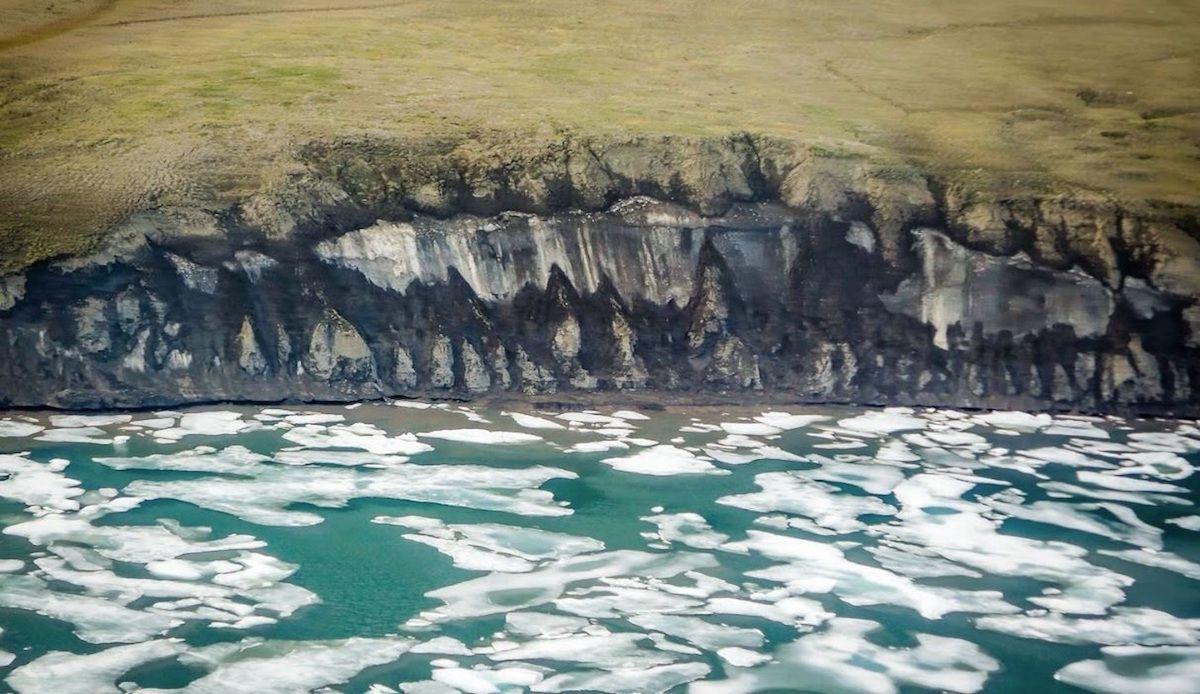 La costa de la península de Bykovsky, en Siberia, disminuye cada verano, cuando los bloques de hielo permafrost caen a la playa.