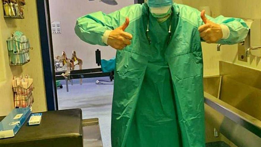 Enrique Crespo, preparado para operar a un paciente con coronavirus.