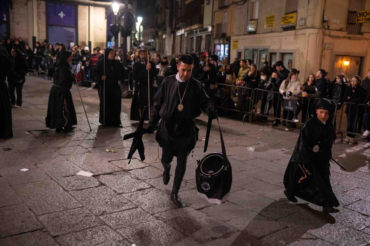 GALERÍA | La salida de Jesús Nazareno y las tradicionales sopas de ajo, en imágenes