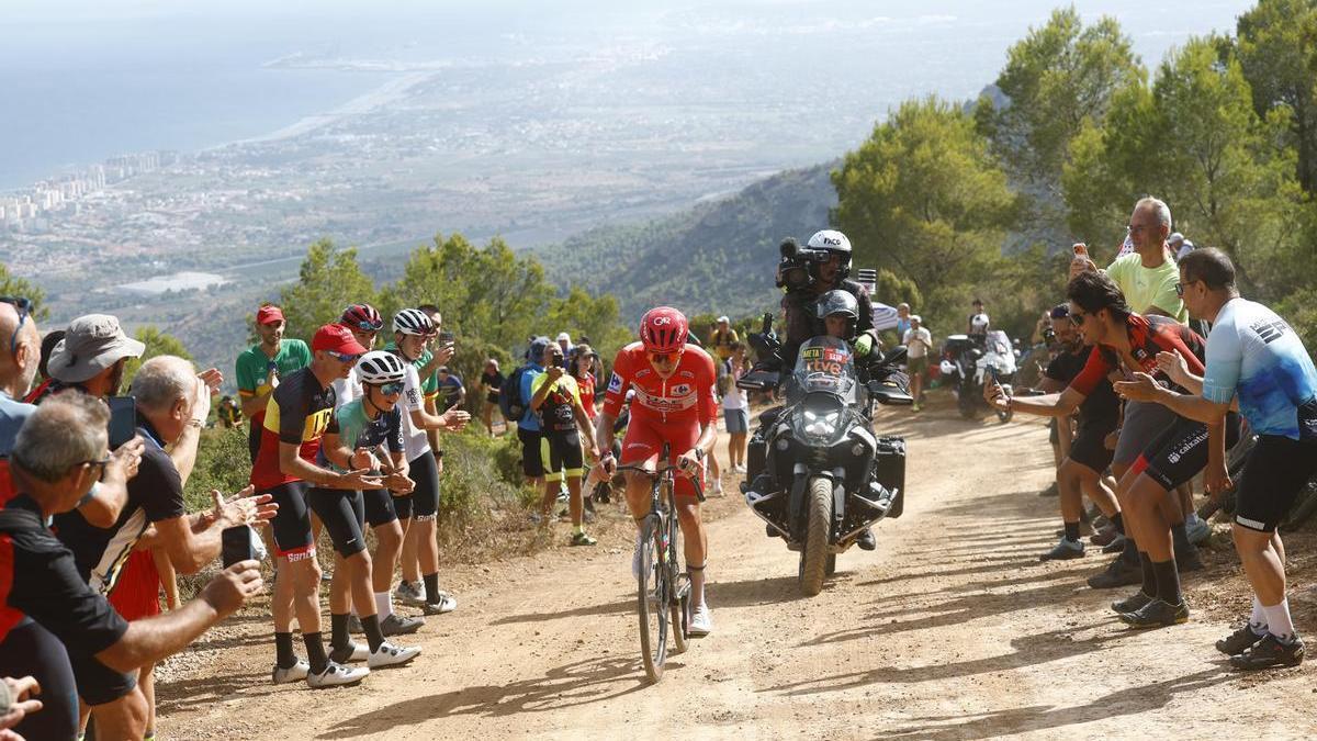 El ciclista esloveno del UAE Emirates Tadej Pogacar en los kilómetros finales de subida al puerto de El Bartolo.