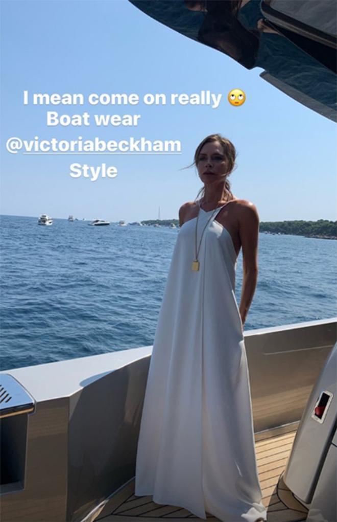 Victoria Beckham con vestido blanco en la cubierta de un yate