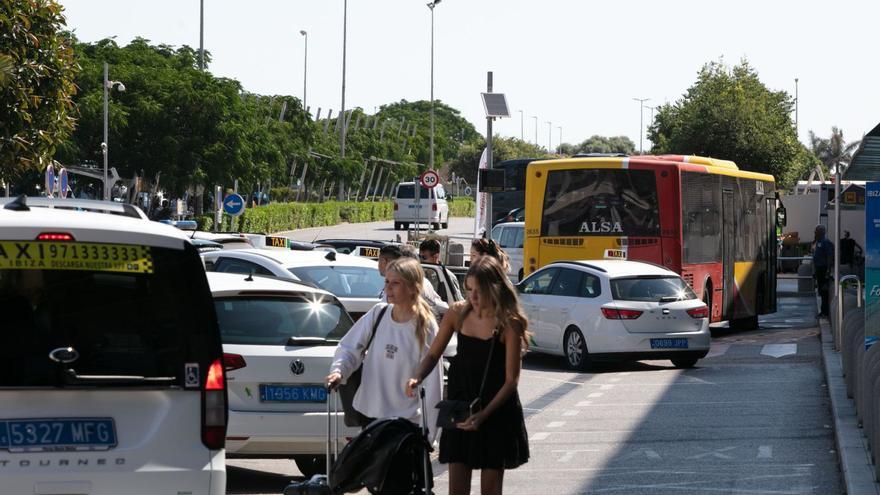 Dos turistas se suben a un taxi tras desembarcar en el aeropuerto de Eivissa. | VICENT MARÍ