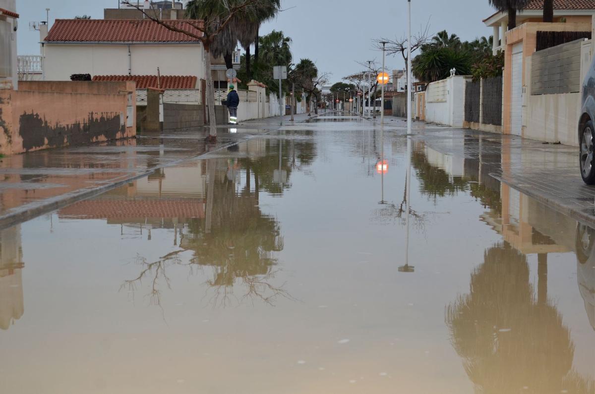 Moncofa denuncia la dejadez de Costas ante los daños reiterados en la playa