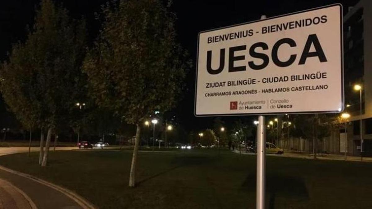 Cartel de entrada en Uesca, escrito en aragonés.