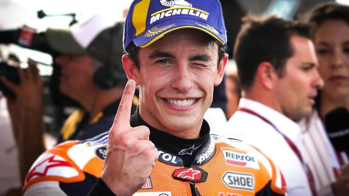 Marc Márquez (Honda) guiña el ojo al fotógrafo, en el 'corralito' del GP de Argentina.