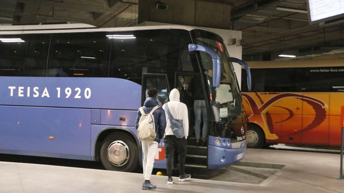 Usuaris pujant a un autobús a l'estació de Girona.