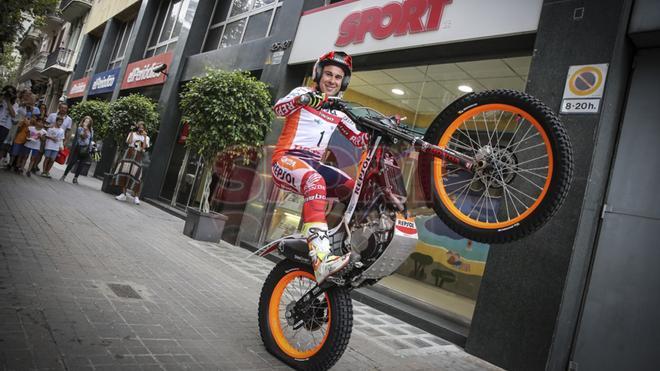 Toni Bou visita la redacción de Sport