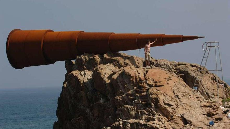 Monumento al &#039;voyeur&#039;, ubicado en la costa de Arteixo.