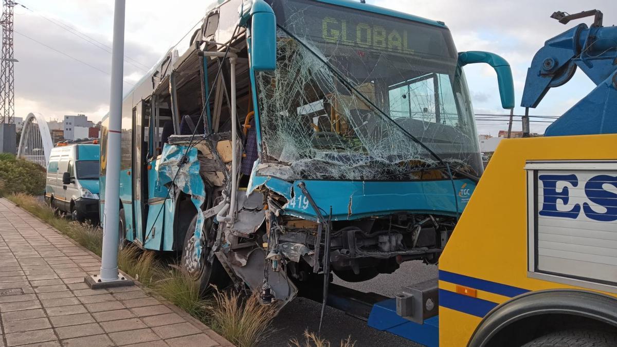 La guagua de Global siniestrada justo antes de ser retirada por una grúa