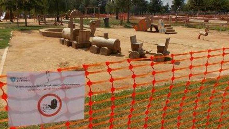 La zona de jocs infantils del parc està precintada i amb cartells que alerten que s&#039;hi està fumigant