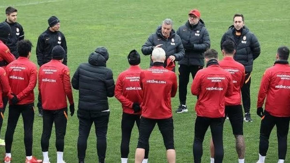 Torrent se dirige a la plantilla en un entrenamiento.