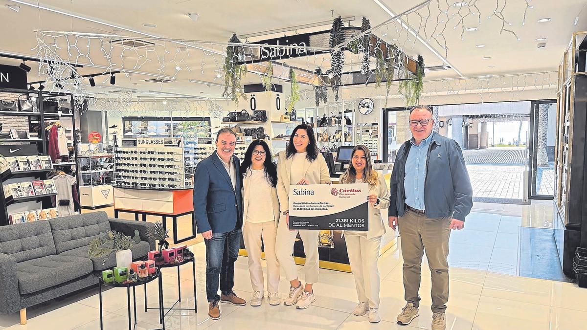 Gilberto Castillo y Gustavo Nuez más el equipo de tienda de Sabina Meloneras