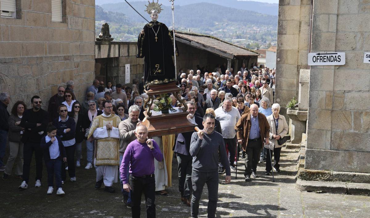 Un momento de la procesión de San Benito, ayer, en  Gondomar. | ALBA VILLAR